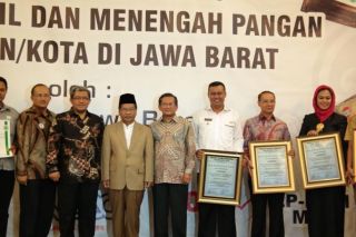 Penyerahan sertifikat halal untuk industri kecil dan menengah di Bale Asri Pusdai Jabar Jl. Diponegoro No. 63 Bandung, Selasa (9/12). (pks.or.id)