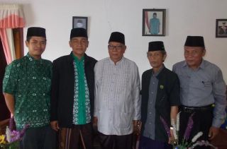 PWNU Lampung melakukan silaturahim ke rumah Tokoh Nahdlatul Ulama (NU) Lampung KH Ismail Sanjaya di Kecamatan Sukadana Lampung Timur, Sabtu (20/12).