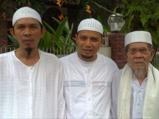 Ustadz Muhammad Arifin Ilham bersama Pak Frez (kanan) dan anaknya Pak Frez, Zaki (kiri). (facebook)