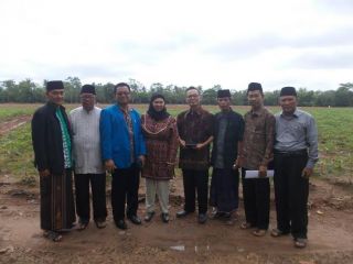 Rombongan visitasi UNU Lampung sedang mengunjungi tanah wakaf pendirian UNU Lampung, Selasa (17/12)
