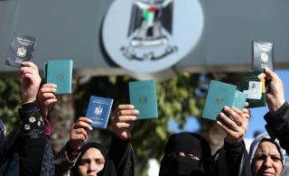 Warga Palestina menanti dibukanya penyeberangan Rafah. (Islammemo.cc)