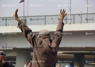 Laki-laki pemberani ini berhasil menembus Tahrir dan mengangkat empat jarinya sebagai simbol Rabia menentang kudeta. (islammemo.cc)