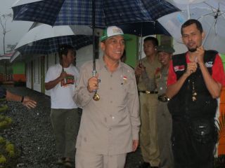 Bupati Banjarnegara Sutedjo Slamet Utomo,saat mengunjungi lokasi Integrated Community Shelter (ICS) – ACT, Senin (19/1/15).  (win/act) 