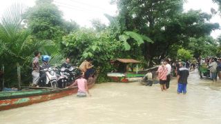 Banjir menerjang Kabupaten Pandeglang, yang terjadi akibat luapan Sungai Cilemer dan Sungai Ciliman.  (Kismo/pkpu)