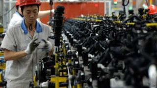 Pekerja salah satu industri di Cina (bbc.co.uk) 