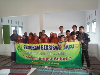 Launching Program Beasiswa Be A Star, kerjasama PKPU dengan FSLDK Malang, Jumat (9/1/15).  (Qonita/FSLDK Malang)