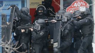 Polisi anti teror Perancis dalam satu operasinya (bbc.co.uk)
