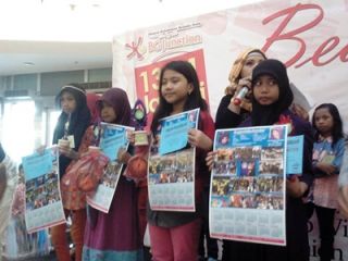Penyerahan hadiah kepada pemenang lomba mewarnai di Shoping Mall BG Junction, Surabaya, Senin (19/01/15).  (sari/rz)