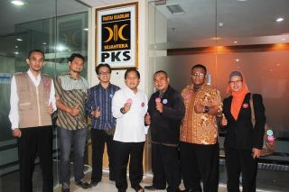 Anggota Komisi E DPRD DKI Jakarta dari Fraksi PKS Tubagus Arif (tengah), berfoto bersama pengurus Genam Jakarta, sesaat setelah diskusi. Selasa (27/1) di Kantor Fraksi PKS Gedung DPRD DKI Jakarta. (IST)
