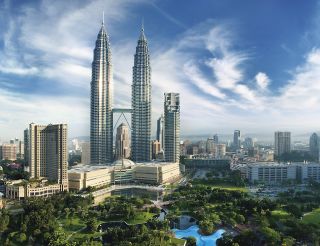 Kuala Lumpur dengan fokus Menara Kembar Petronas (blogspot.com)
