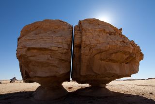 Al Naslaa, batu terbelah dua di gurun pasir Tayma, Arab Saudi.  (detikl.com)