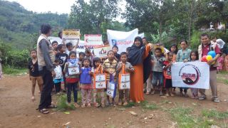 Anak-anak korban longsor Banjarnegara menerima bingkisan dari dakwatuna peduli, Jumat (2/1/15).  (Relawan @dakwatunapeduli)