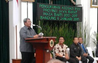 Gubernur Jawa Barat, Ahmad Heryawan memberi sambutan dalam acara pengukuhan Pengurus Asosiasi PSSI Provinsi Jawa Barat.di Gedung Sate, Selasa (6/1). (jabarprov)
