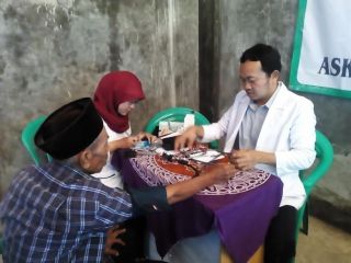 Pelayanan kesehatan Yayasan Gema Insan Amanah di Kampung Rawalintah, Kecamatan Cikarang Utara, Kabupaten Bekasi, Sabtu (24/1) (IST)