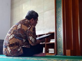 Gubernur Jawa Barat (Jabar) Ahmad Heryawan sedang tilawah (membaca) Al-Quran. (Aki Awan)