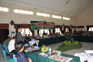 Gubernur Sumatera Barat, Irwan Prayitno sedang memberi sambutan di rapat koordinasi dan sinkronisasi kegiatan pembangunan tanaman pangan dan hortikultura di Balai Benih Induk (BBI) Lubuk Minturun, Kamis (22/1). (IST)