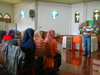 Para mahasiswa saat mendengar penjelasan dari seorang pendeta di Banda Aceh sebagai bagian dari kuliah.  (www.australiaplus.com)