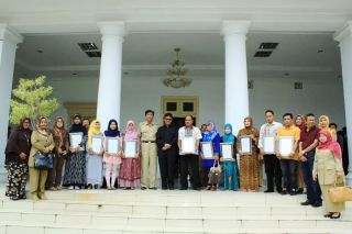 Gubernur Sumatera Barat, Irwan Prayitno foto bersama pelaku UMKM usai acara penyerahan sertifikat halal di Istana Gubernuran, Padang, Rabu (14/1). (IST)