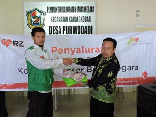 Penyerahan bantuan secara simbolik diterima oleh kepala desa Purwodadi, Agus Nurwanto.  Jumat (9/1/15). (Sari/YMN)
