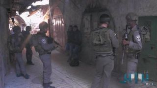 Tentara penjajah Israel berjaga di depan masjid Hebron. (islammemo.cc)