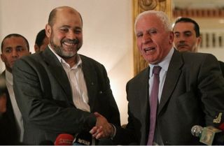 Abu Marzuq (kiri) dan Al-Ahmad (kanan) dalam pertemuan membahas rekonsiliasi Palestina. (arab21.com)