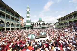 Ribuan warga Malaysia mengikuti shalat jenazah Datuk Nik Abdul Aziz Nik Mat di masjid besar Melaka Jumat pagi ini (bharian.com.my)