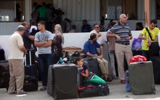 Warga Gaza yang tertahan di penyeberangan Rafah. (felesteen.ps)