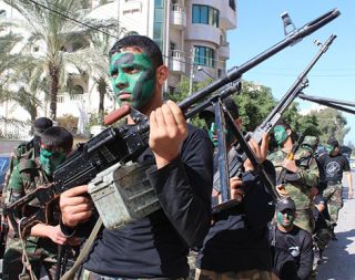 Para remaja di Gaza antusias ikuti perkemahan militer yang dibina Al-Qassam. (masrnews. com)