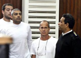 Dua reporter Aljazeera akhirnya dibebaskan oleh rezim kudeta Mesir. (islammemo.cc)