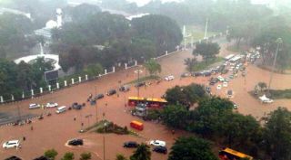 Foto: Banjir di depan Istana Kepresidenan, Jakarta. (twitter.com/@Nur_al_ihsan)