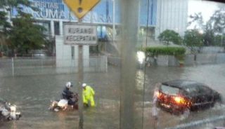Banjir di depan Kampus Untar, Jakarta Barat. Senin 9 Februari 2015 (@tmcpoldametro)