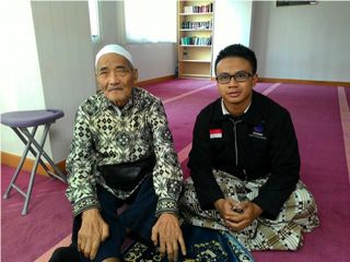 Bersama Bapak H. Muhammad Nurali, pemilik Warung Malang Hong Kong. (Mushonnifun Faiz Sugihartanto)