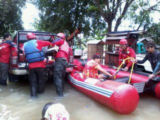 Tim Evakuasi PKPU membantu korban banjir jakarta (kis/pkpu)