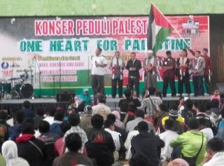 KNRP Menggelar Konser Amal untuk Palestina ), di Gedung Olah Raga Kota Bekasi, Kamis (19/2/15).  (enjang/knrp)