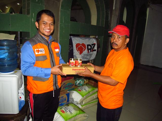 RZ Salurkan Bantuan untuk Korban Banjir Jakarta