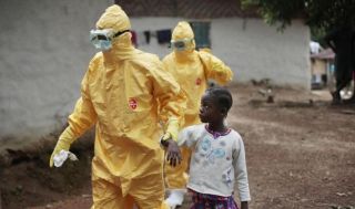 Relawan AS dalam misi kemanusiaan mnegatasi wabah Ebola (aljazeera.net) 
