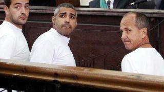 Ketiga wartawan Aljazeera dalam persidangannya di Mesir (foxnews.com)
