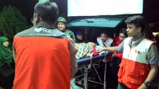 Bu Wiwin (57), sesaat setelah berhasil di evakuasi Tim Relawan RZ.  (Sari/RZ)