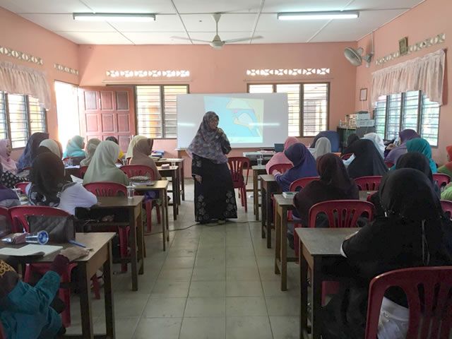 Pelatihan Tahsin Tilawah Al-Quran yang diselenggarakan oleh Forum Komunikasi Muslimah (Fokma) Cabang Negeri Perak, Malaysia, untuk kalangan Tenaga Kerja Indonesia (TKI) di Malaysia pada hari Ahad (15/2/2015) di ruang kelas sekolah agama Umar bin Khattab negeri Perak, Malaysia. (Yuni YF)