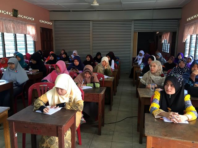 Pelatihan Tahsin Tilawah Al-Quran yang diselenggarakan oleh Forum Komunikasi Muslimah (Fokma) Cabang Negeri Perak, Malaysia, untuk kalangan Tenaga Kerja Indonesia (TKI) di Malaysia pada hari Ahad (15/2/2015) di ruang kelas sekolah agama Umar bin Khattab negeri Perak, Malaysia. (Yuni YF)