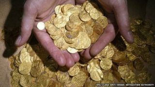Uang emas ini tetap bersinar meskipun belum dibersihkan sejak diangkat dari dasar laut (bbc.co.uk)
