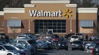 Pada akhir 2014 lalu, seorang balita 2 tahun juga secara tidak sengaja menembak mati ibunya ketika berbelanja di pasar swalayan Walmart di Idaho (bbc.co.uk)