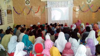 Bioskop Sirah kelompok mentoring akhwat, RW 07, Kelurahan Pancoran Mas, Depok, Jawa Barat. (Dhiyaudzdzikrillah, S.P)