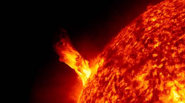 (Video) Ledakan dan Letusan di Matahari yang Spektakuler