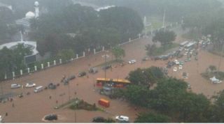 Banjir dibeberapa wilayah akibat dari Hujan mengguyur wilayah Jakarta.  (lensaindonesia.com)