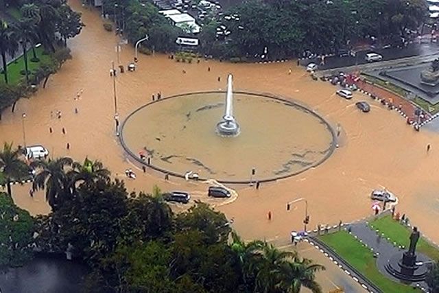Suasana Banjir yang merendam badan jalan di bundaran air mancur di depan gedung Bank Indonesia (9/2/2015). (ANTARA News/Darwito)