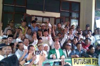 Pendukung PPP Djan Faridz bertakbir usai mendengarkan putusan PTUN Jakarta Timur, Rabu (25/2/15).  (sindonews.com)