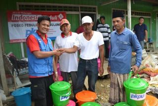 Penyaluran bantuan bagi korban banjir di Bulungan, Tanjung Selor, Tanjung Palas, Peso, Kalimantan Utara.  (Irdi/Dovvy/PKPU)