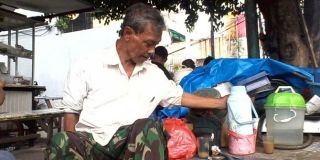 Slamet (70), Veteran TNI yang kini berjualan kopi di Jatinegara, Jakarta Timur.  (Rahmat Hidayat/merdeka.com)