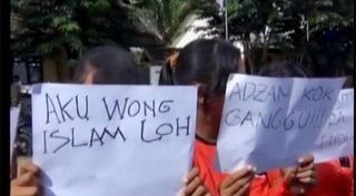 Siswa SD Negeri 1 Jubel Lor di Lamongan, Jawa Timur unjuk rasa karena dilarang shalat oleh Kepala Sekolah, Senin (9/3). (liputan6)